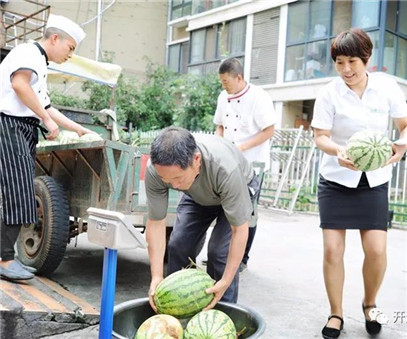 買下一整車西瓜，讓瓜農(nóng)早點(diǎn)回家
